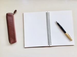 リングノートとペンと革のペンケース